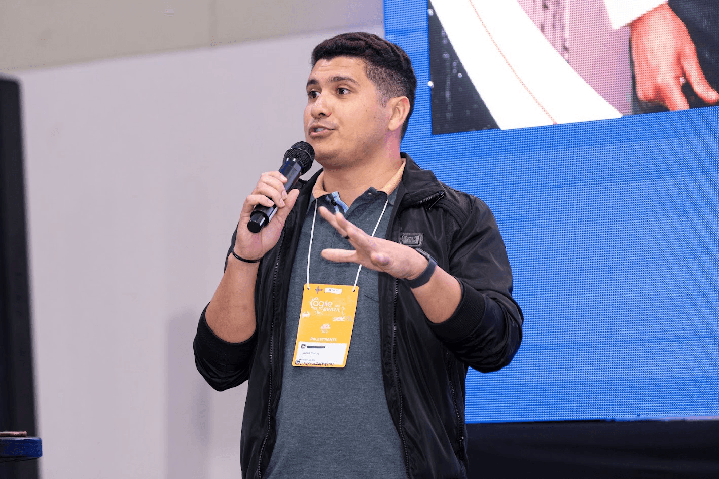 Lucas Freitas palestrando em evento